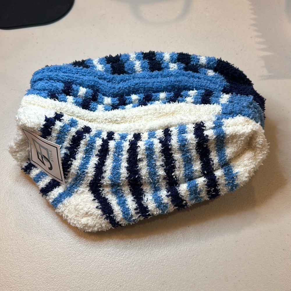 Set a five women’s blue fuzzy ankle socks. Assorted, NWT One Size fits most.